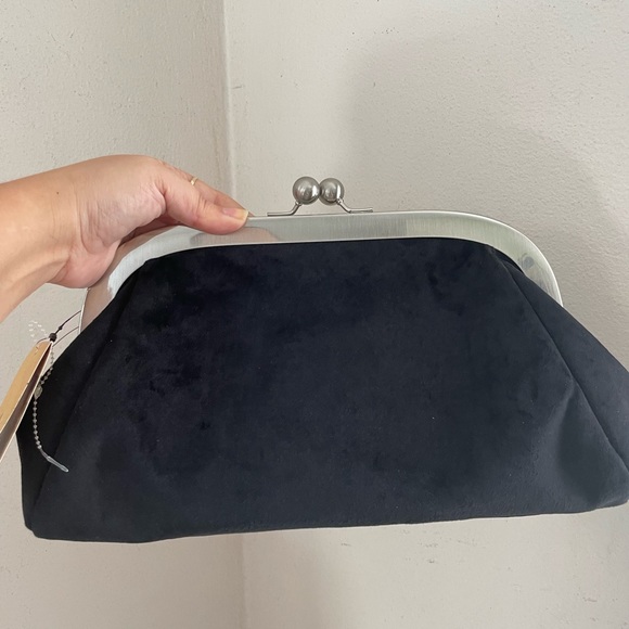 Patricia Nash Handbags - NWT Patricia Nash Mia frame in gorgeous Velvet black with quality chain strap!